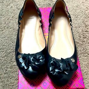 Tory Burch blossom ballet black flats size 9.5 black in great condition.
